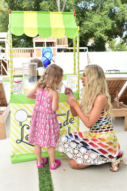 Dorit Kemsley Having fun with a Lemonade Stand With her Kids