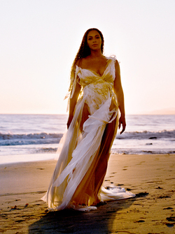 3 METRE PYTHON MAKES A BEY LINE FOR QUEEN BEYONCE