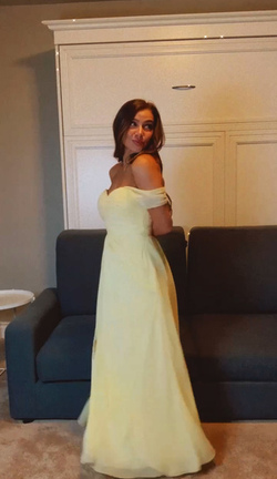 Serial Bridesmaid Dubbed Real Life 27 Dresses After Being A Bridesmaid 14 Times