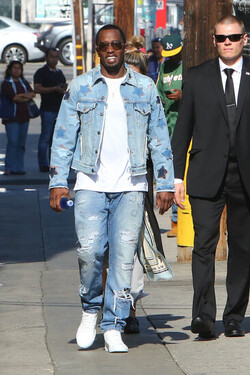 Sean P. Diddy Combs Narrowly Avoids Fall As He Waves To Fans At Jimmy Kimmel Sean P. Diddy Combs Narrowly Avoids Fall As He Waves To Fans At Jimmy Kimmel