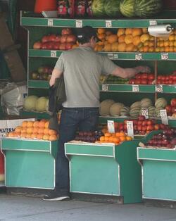 Billy Crudup buys 2 handfuls of fruit