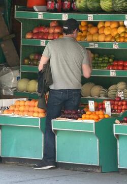 Billy Crudup buys 2 handfuls of fruit