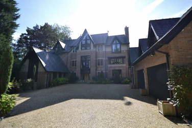 FORMER UNITED STAR FINDS BUYER FOR HIS HOME AFTER SEVEN YEARS AND SLASHING PRICE