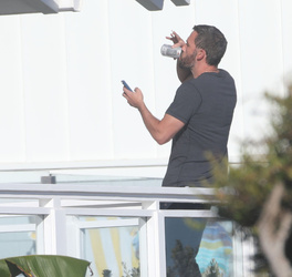 Ana de Armas pulls beau Ben Affleck s face mask down to give him a kiss as he visits her on set in Malibu Ana de Armas pulls beau Ben Affleck s face mask down to give him a kiss as he visits her on set in Malibu