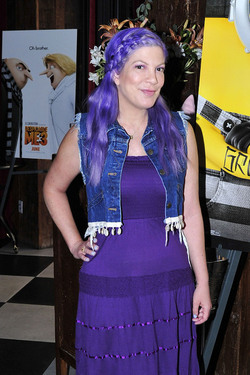 Tori Spelling shows of her new purple hair