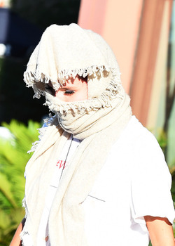 Bella Thorne Tries to Leave Katsura Incognito