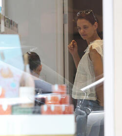 Katie Holmes shopping at high end candy store Sugarfina with her ballerina Suri Katie Holmes shopping at high end candy store Sugarfina with her ballerina Suri