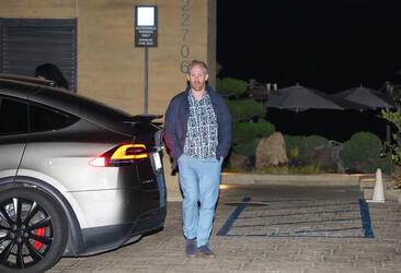 Brad Pitt s pal Thomas Houseago enjoys a dinner outing at Nobu in Malibu.