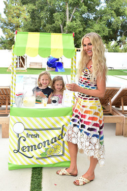 Dorit Kemsley Having fun with a Lemonade Stand With her Kids