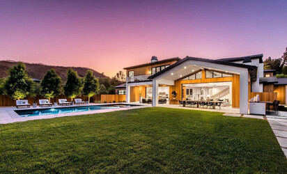 Lori Loughlin and Mossimo Giannulli have just bought this house in Hidden Hills California for 9.5 million.