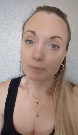 Psychic says she accidentally TIME TRAVELLED during flight