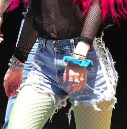 Bella Thorne Rocks Hot Pink Hair After Revealing Scott Disick Drinks Alot Bella Thorne Rocks Hot Pink Hair After Revealing Scott Disick Drinks Alot
