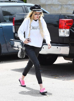 Is Bella Thorne Sending A Message To Scott Disick With This Hoodie 
