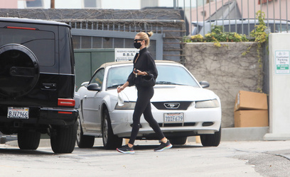 Rosie Huntington Whiteley Shows Off Her Supermodel Frame In All Black Workout Gear