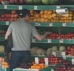Billy Crudup buys 2 handfuls of fruit