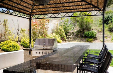 KYLIE JENNER PUTS HER FIRST HOME ON THE MARKET KYLIE JENNER PUTS HER FIRST HOME ON THE MARKET