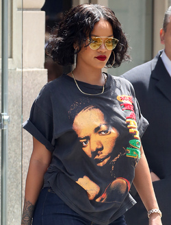 Rihanna wears a Bob Marley t shirt Rihanna wears a Bob Marley t shirt