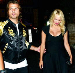 Stunning Beauty Pamela Anderson With A New Man In Hollywood