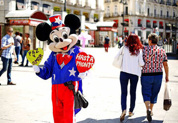 Spanish Police in Madrid have arrested two women pickpockets who used Minnie Mouse disguises to pickpocket tourist victims they posed for photos with.