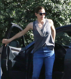 Jennifer Garner soaking on the sunshine while out with the girls