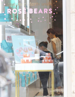 Katie Holmes shopping at high end candy store Sugarfina with her ballerina Suri Katie Holmes shopping at high end candy store Sugarfina with her ballerina Suri