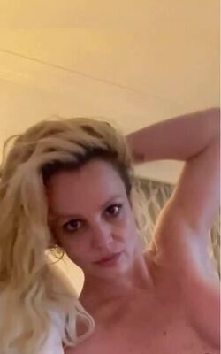 Britney Spears dances around in bed and gets licked by man Britney Spears dances around in bed and gets licked by man