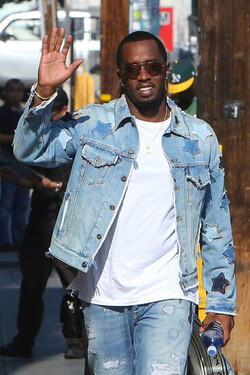Sean P. Diddy Combs Narrowly Avoids Fall As He Waves To Fans At Jimmy Kimmel Sean P. Diddy Combs Narrowly Avoids Fall As He Waves To Fans At Jimmy Kimmel