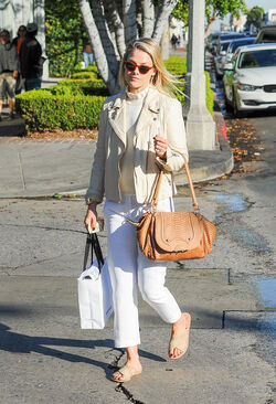Ali Larter channels Jackie O while shopping