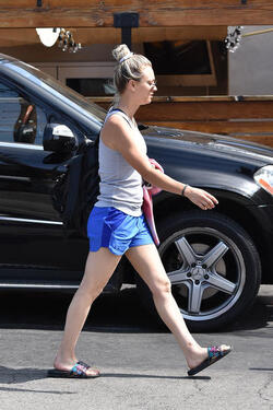 Kaley Cuoco Looking Super Toned After Morning Workout