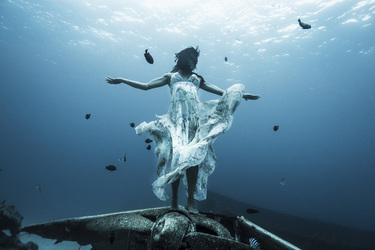 MEET THE REAL LIFE MERMAID WHO HOLDS HER BREATH FOR FOUR AND A HALF MINUTES TO SWIM IN THE DEEP WITH INCREDIBLE SEA CREATURES AND WRECKAGES