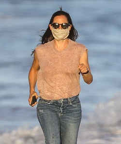 Jennifer Garner Is strolling the beach in Malibu after flirting with Bradley Cooper