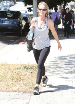 Helen Hunt leaving yoga class