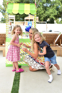 Dorit Kemsley Having fun with a Lemonade Stand With her Kids