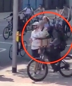 VIDEO Thief steals man s phone in broad daylight in blink and you ll miss it moment