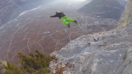 HAMBURGER AND FLIES HILARIOUS MOMENT BASE JUMPER OFF OFF THE SIDE OF A CLIFF WHILE EATING HIS LUNCH with video 