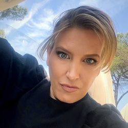 German Anna Sorokin Who Posed As Empress And Drove A Bentley And A Ferrari Arrested For Fraud By Police In Italy