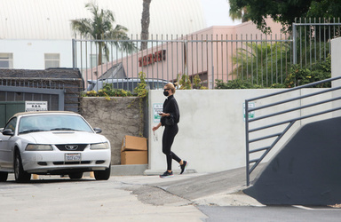 Rosie Huntington Whiteley Shows Off Her Supermodel Frame In All Black Workout Gear