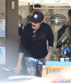 Doting dad Anthony Kiedis cuddles with son Everly Bear during lunch outing Doting dad Anthony Kiedis cuddles with son Everly Bear during lunch outing