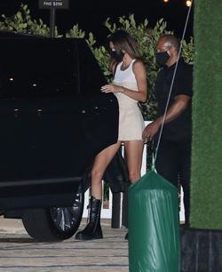 Kendall And Kylie Jenner Dine With Mom And A Slew Of Social Media Stars