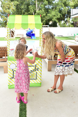 Dorit Kemsley Having fun with a Lemonade Stand With her Kids