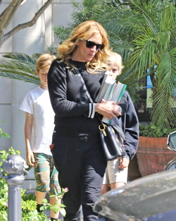 Julia Roberts Takes The Kids Shopping For Books In Calabasas Julia Roberts Takes The Kids Shopping For Books In Calabasas