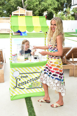 Dorit Kemsley Having fun with a Lemonade Stand With her Kids