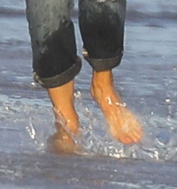 Jennifer Garner Is strolling the beach in Malibu after flirting with Bradley Cooper