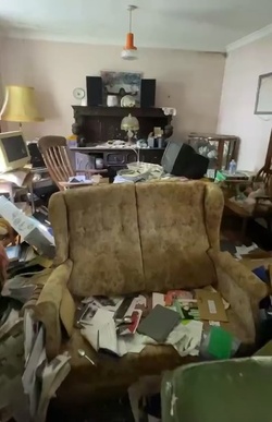 Urban explorer discovers abandoned vintage car graveyard Urban explorer discovers abandoned vintage car graveyard