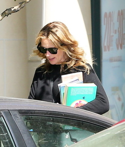 Julia Roberts Takes The Kids Shopping For Books In Calabasas Julia Roberts Takes The Kids Shopping For Books In Calabasas