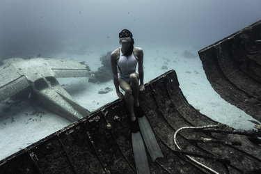 MEET THE REAL LIFE MERMAID WHO HOLDS HER BREATH FOR FOUR AND A HALF MINUTES TO SWIM IN THE DEEP WITH INCREDIBLE SEA CREATURES AND WRECKAGES