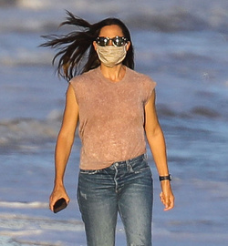 Jennifer Garner Is strolling the beach in Malibu after flirting with Bradley Cooper