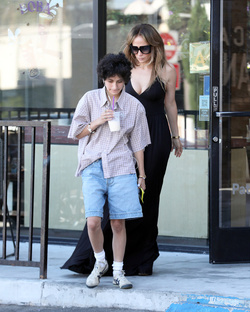 Jennifer Lopez Treats Emme To Coffee Bean Following Melrose Shopping Spree