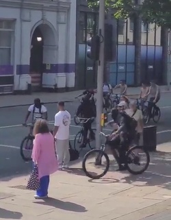 VIDEO Thief steals man s phone in broad daylight in blink and you ll miss it moment