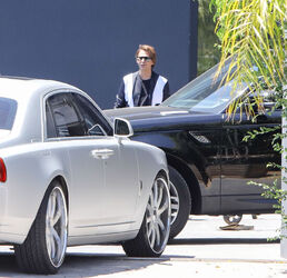 Kim Kardashian shows off her famous derriere in sweatpants